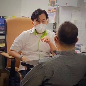 Dr. Ruz providing personalized hair transplant consultation to a patient in a clinical setting